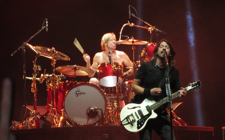 Dinámico concierto de Foo Fighters, lleno de música electrizante y fans apasionados