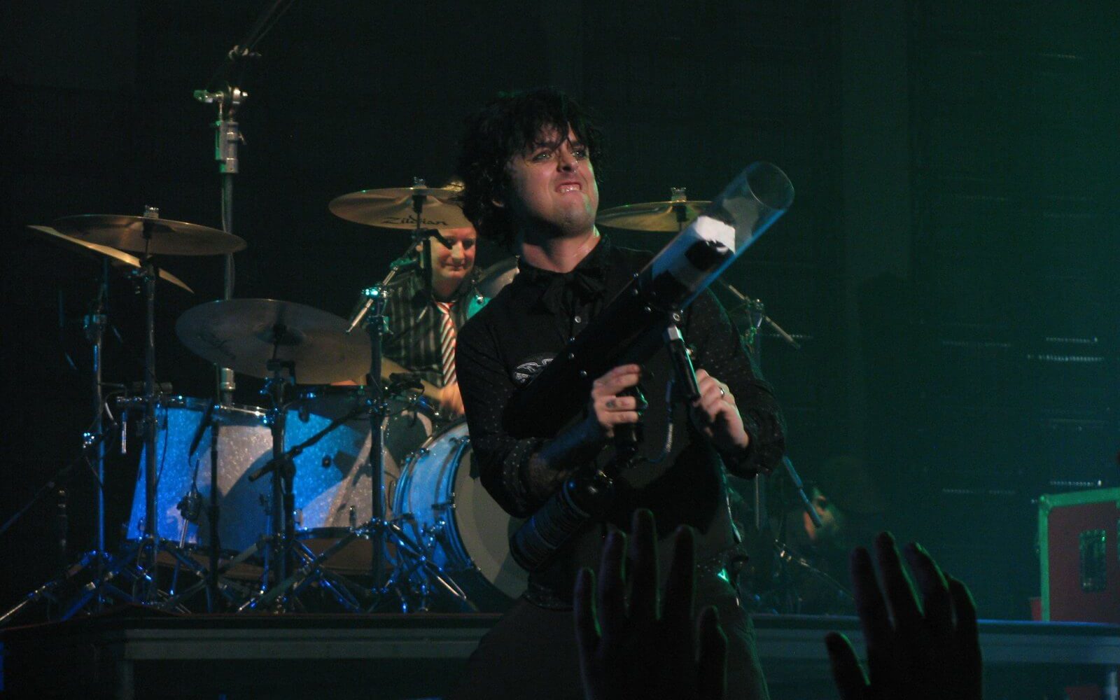 Enérgico concierto de Green Day, con su característico sonido punk rock y su atractiva presencia en el escenario
